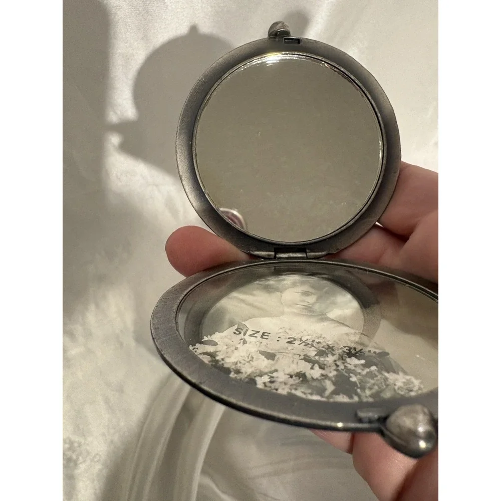 Vtg 1928 Jewelry Company Pewter Pocket Compact Metal Flower Design Mirror frame